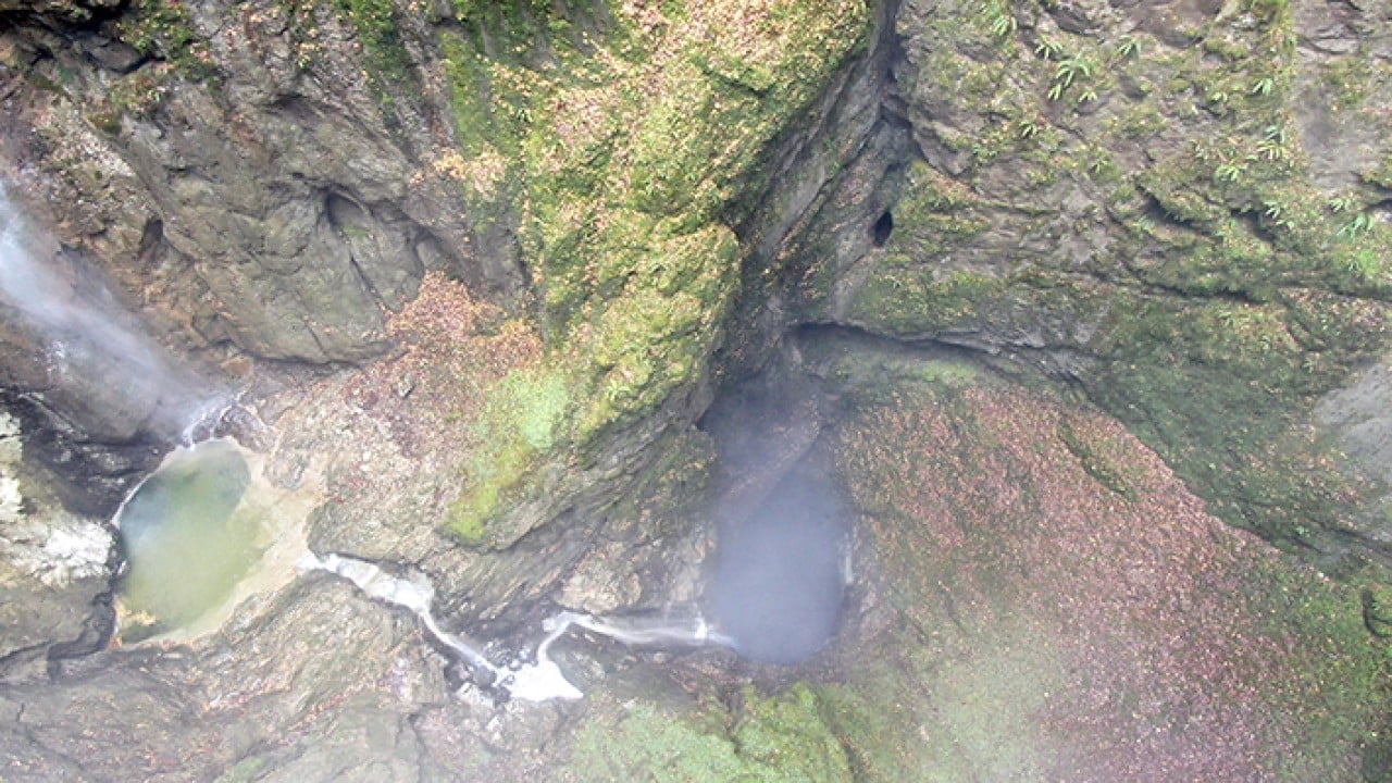 Foto - İçinde şelale akan mağara görenleri büyülüyor