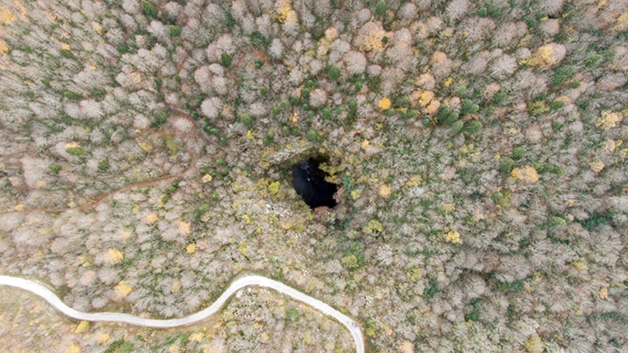 Foto - İçinde şelale akan mağara görenleri büyülüyor