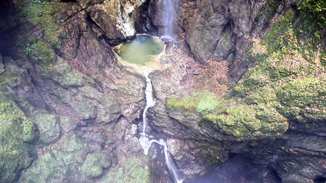 Foto - İçinde şelale akan mağara görenleri büyülüyor
