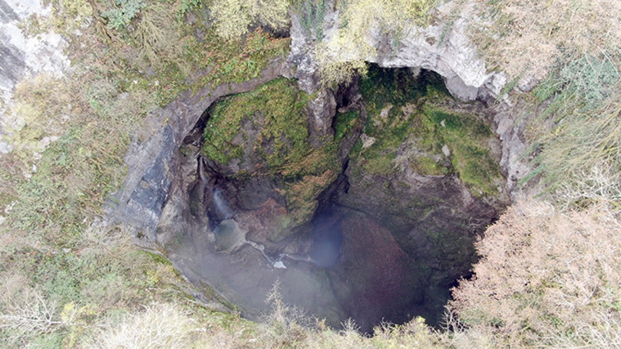 Foto - İçinde şelale akan mağara görenleri büyülüyor