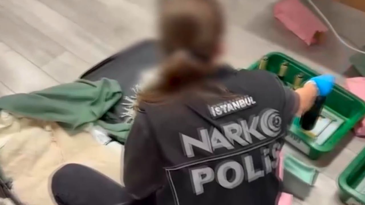 Foto - İçki süsü vermişler! Almanya'dan getirdikleri şişeden bakın ne çıktı