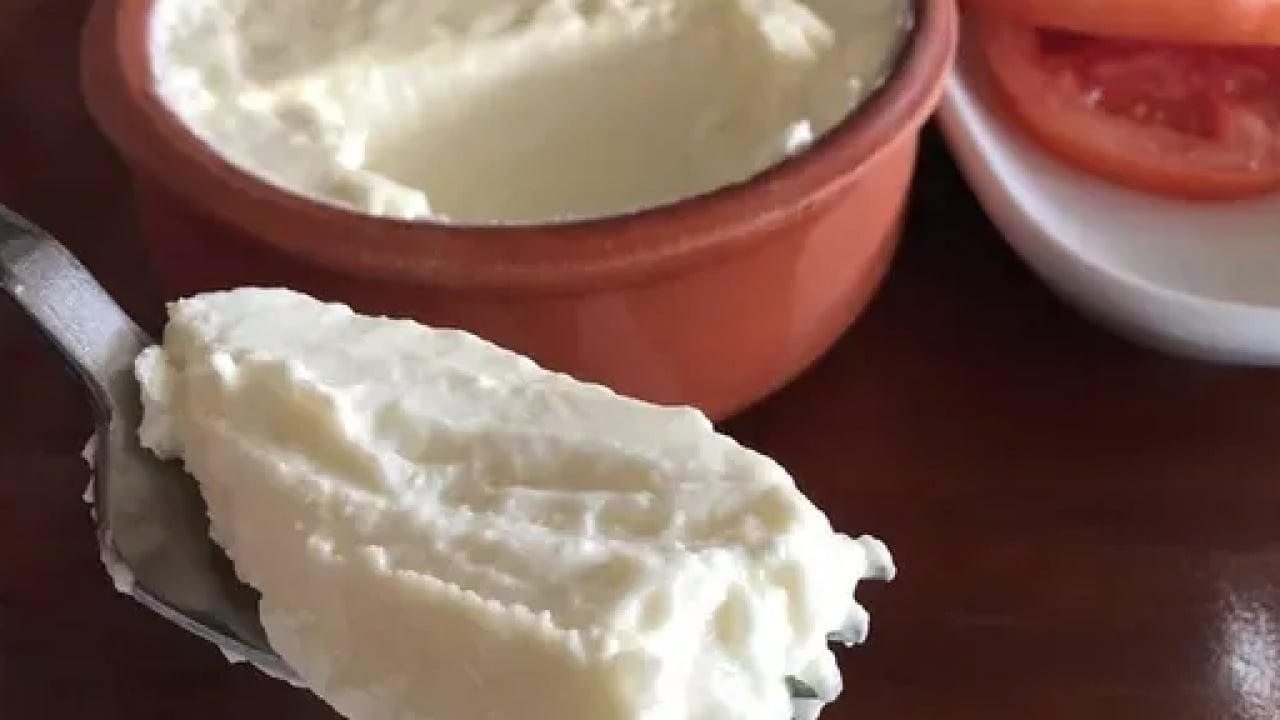 Foto - İdeal süt ısısı: Kaşığı döndürseniz de düşmüyor! İşte taş gibi yoğurt mayalamanın 40 yıllık sırrı