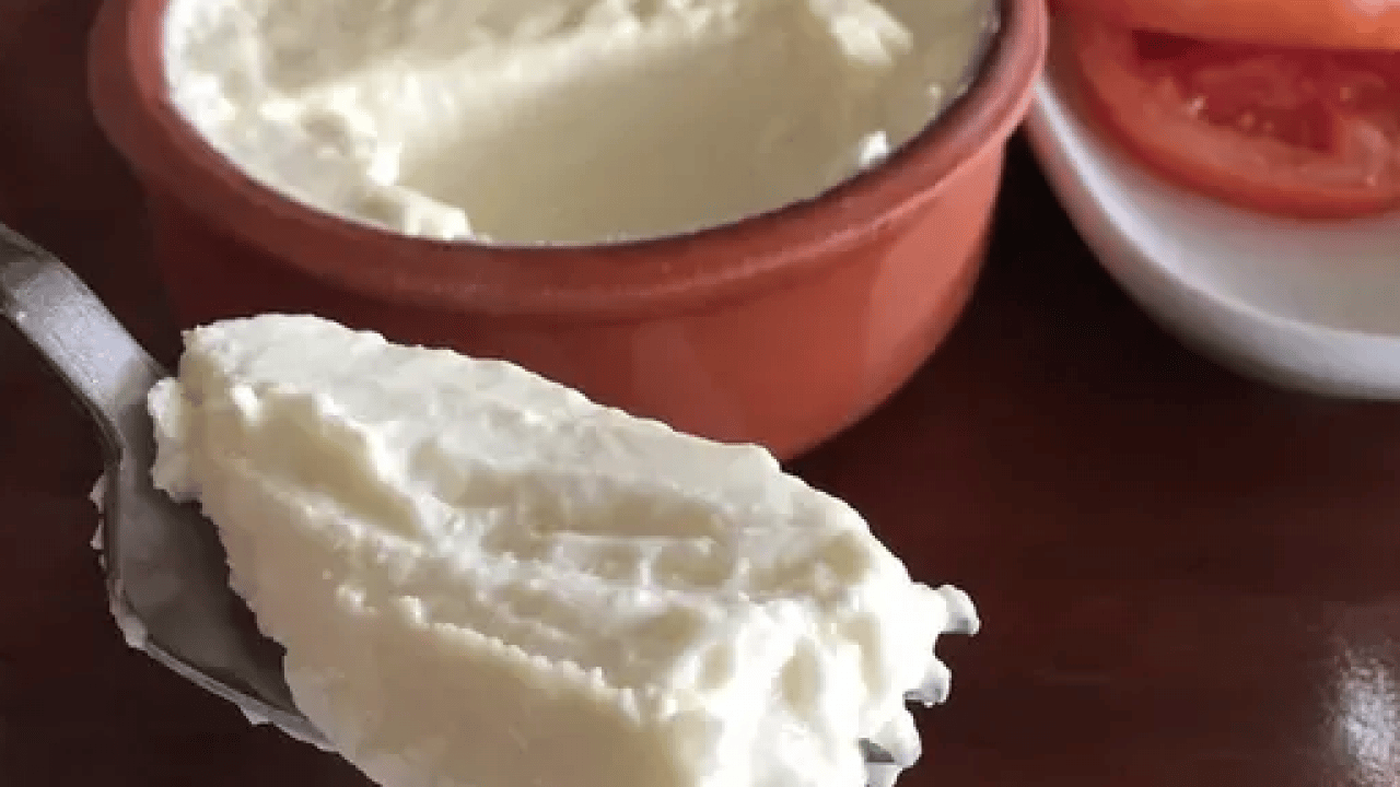 Foto - İdeal süt ısısı: Kaşığı döndürseniz de düşmüyor! İşte taş gibi yoğurt mayalamanın 40 yıllık sırrı