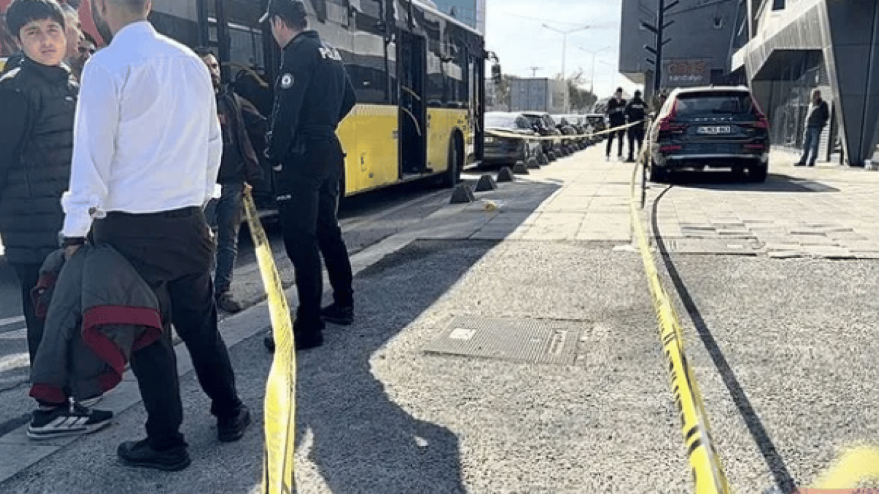 Foto - İETT otobüsünde akıl almaz bir olay! Görüntüler ortaya çıktı… Ölü ve yaralılar var