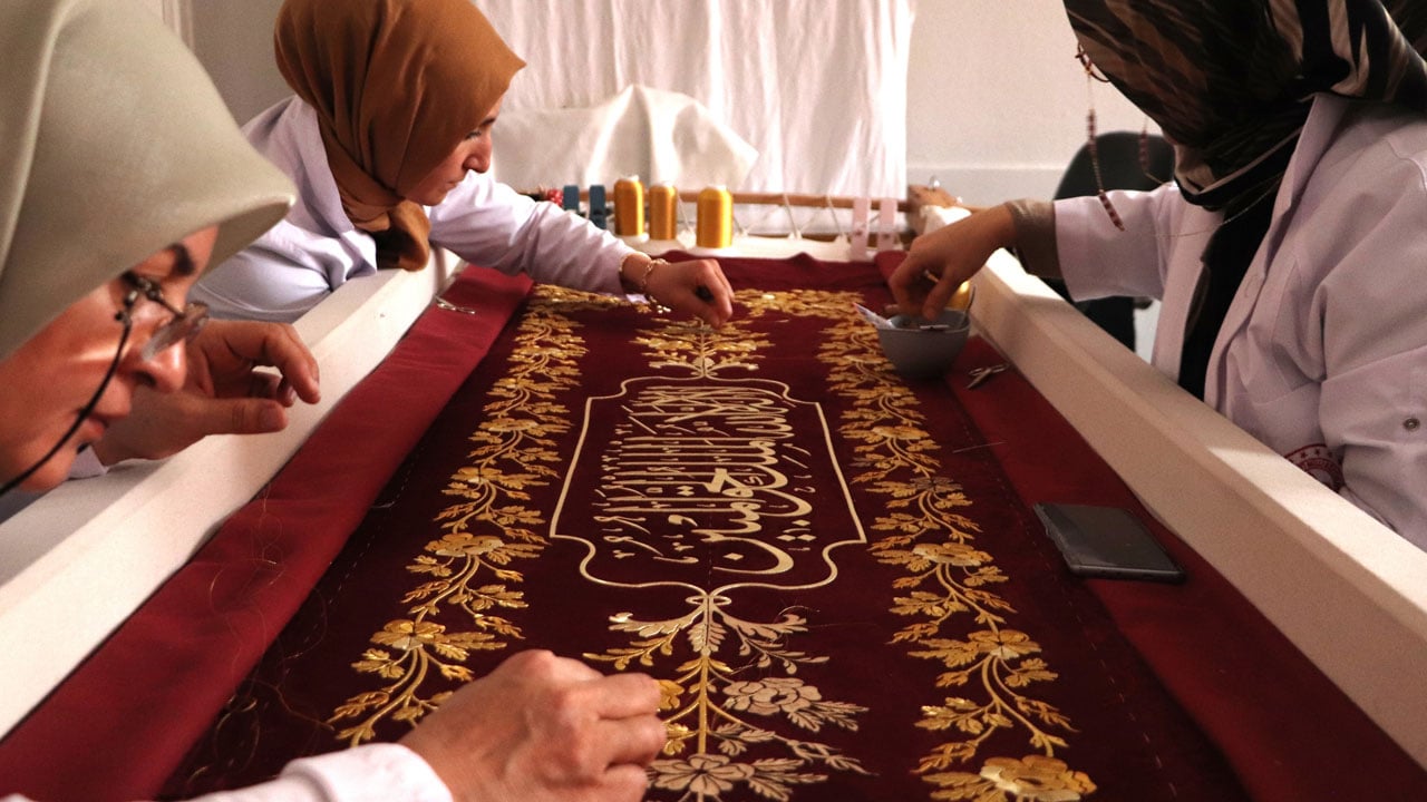 Foto - İğneyle kuyu kazıyorlar! Hafsa Ayşe Sultan’ın puşidesi binbir zahmetle yenileniyor