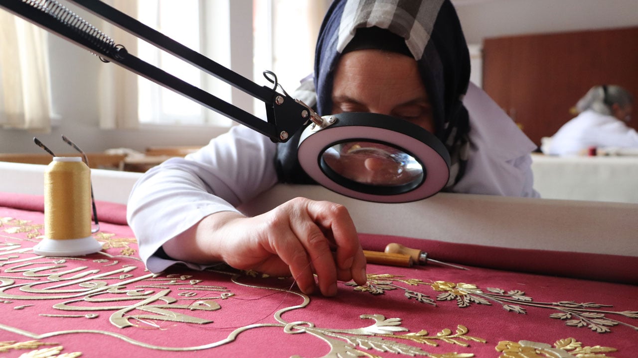 Foto - İğneyle kuyu kazıyorlar! Hafsa Ayşe Sultan’ın puşidesi binbir zahmetle yenileniyor