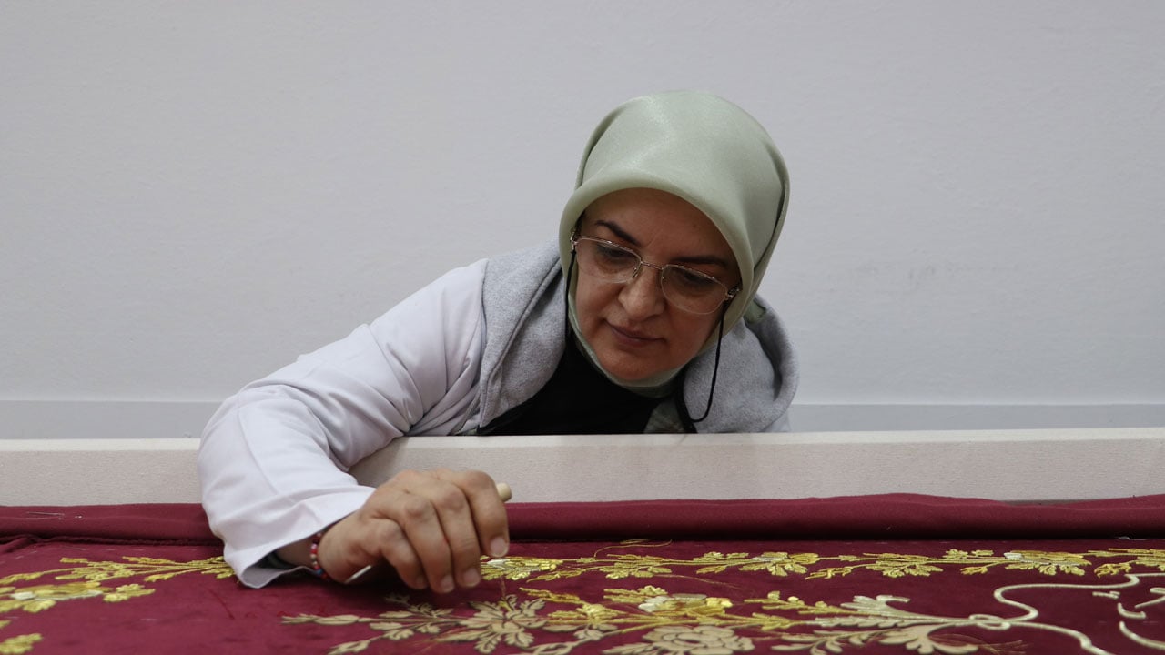 Foto - İğneyle kuyu kazıyorlar! Hafsa Ayşe Sultan’ın puşidesi binbir zahmetle yenileniyor