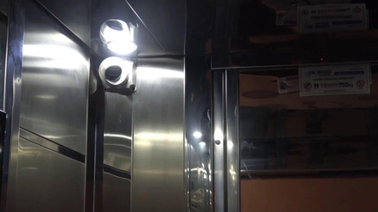 Foto - İğrenç kokunu sebebi bakın neymiş! Asansörün içinde yaptığı şoke etti