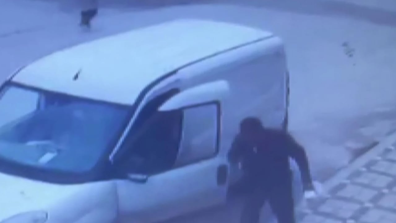 İğrenç kokunu sebebi bakın neymiş! Asansörün içinde yaptığı şoke etti