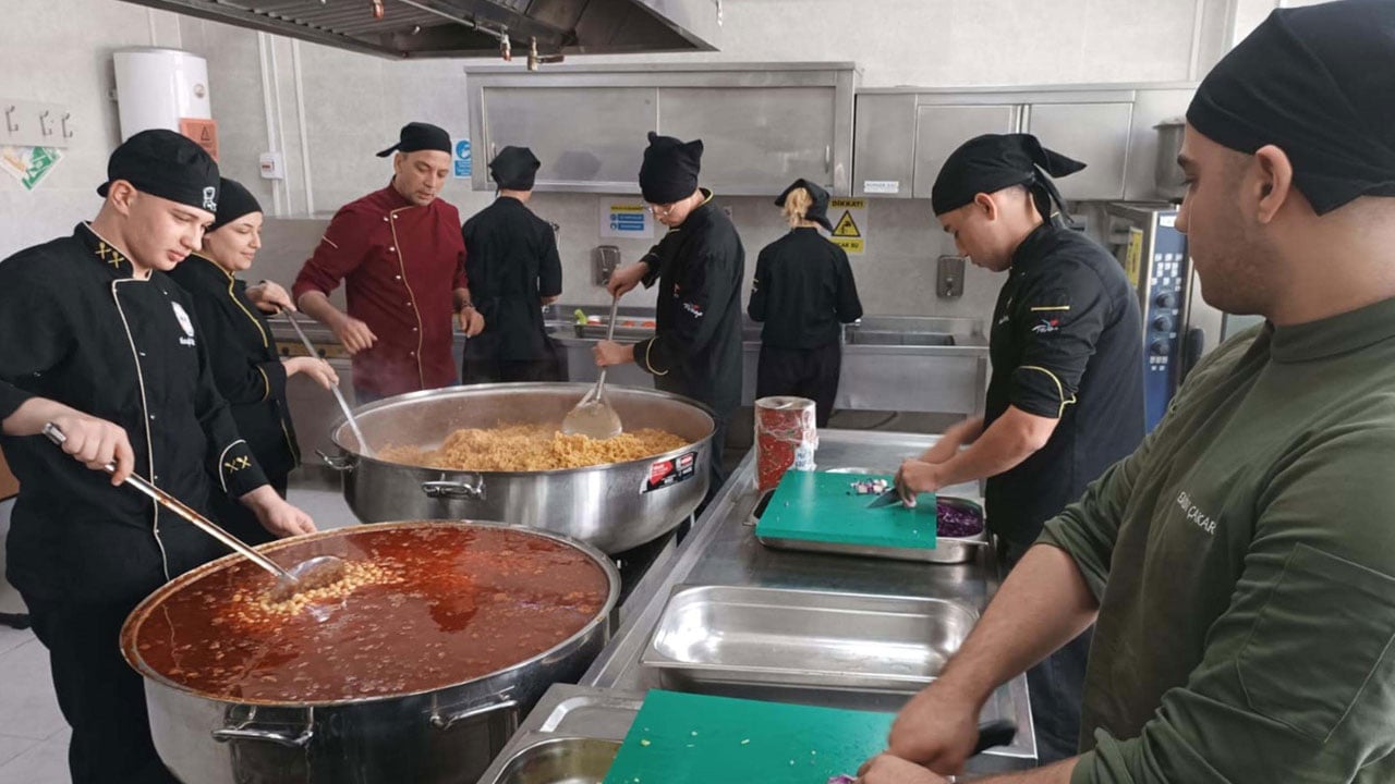 İhtiyaç sahipleri için seferberlik! Lise mutfağında pişiyor binlerce kişiye ulaşıyor