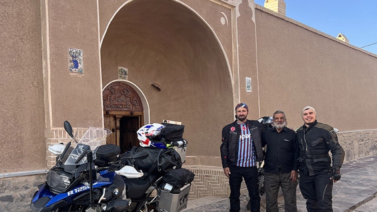 Foto - İki arkadaşın iki teker üstünde Umre yolculuğu