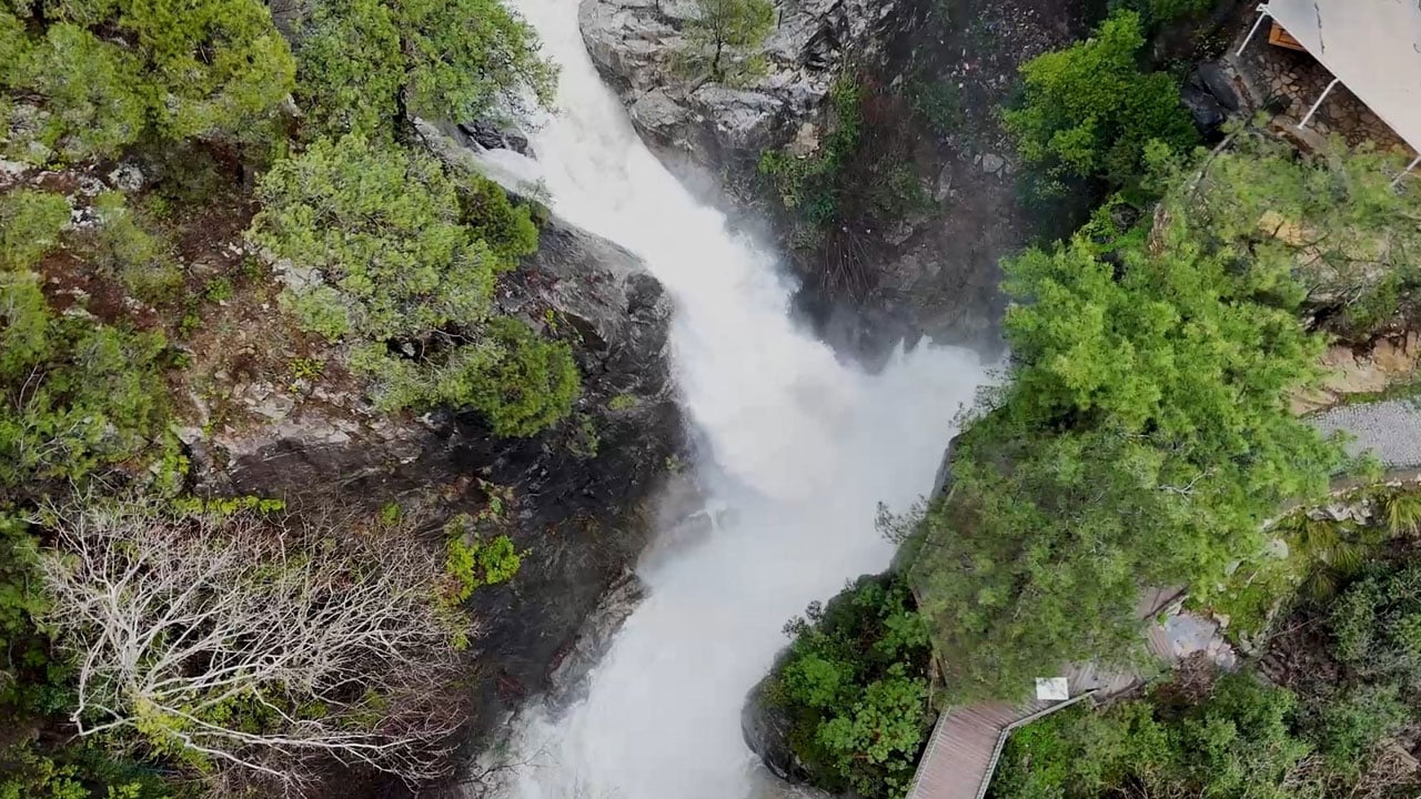 İki günde debi 4 kat arttı! Burası Niagara değil Sütüven Şelalesi