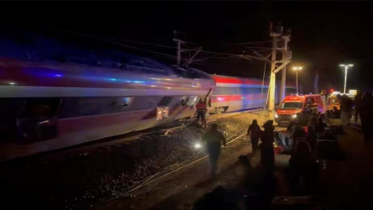 Foto - İki hızlı tren raydan çıktı! Katliam gibi kazada ölü sayısı korkunç boyutlarda