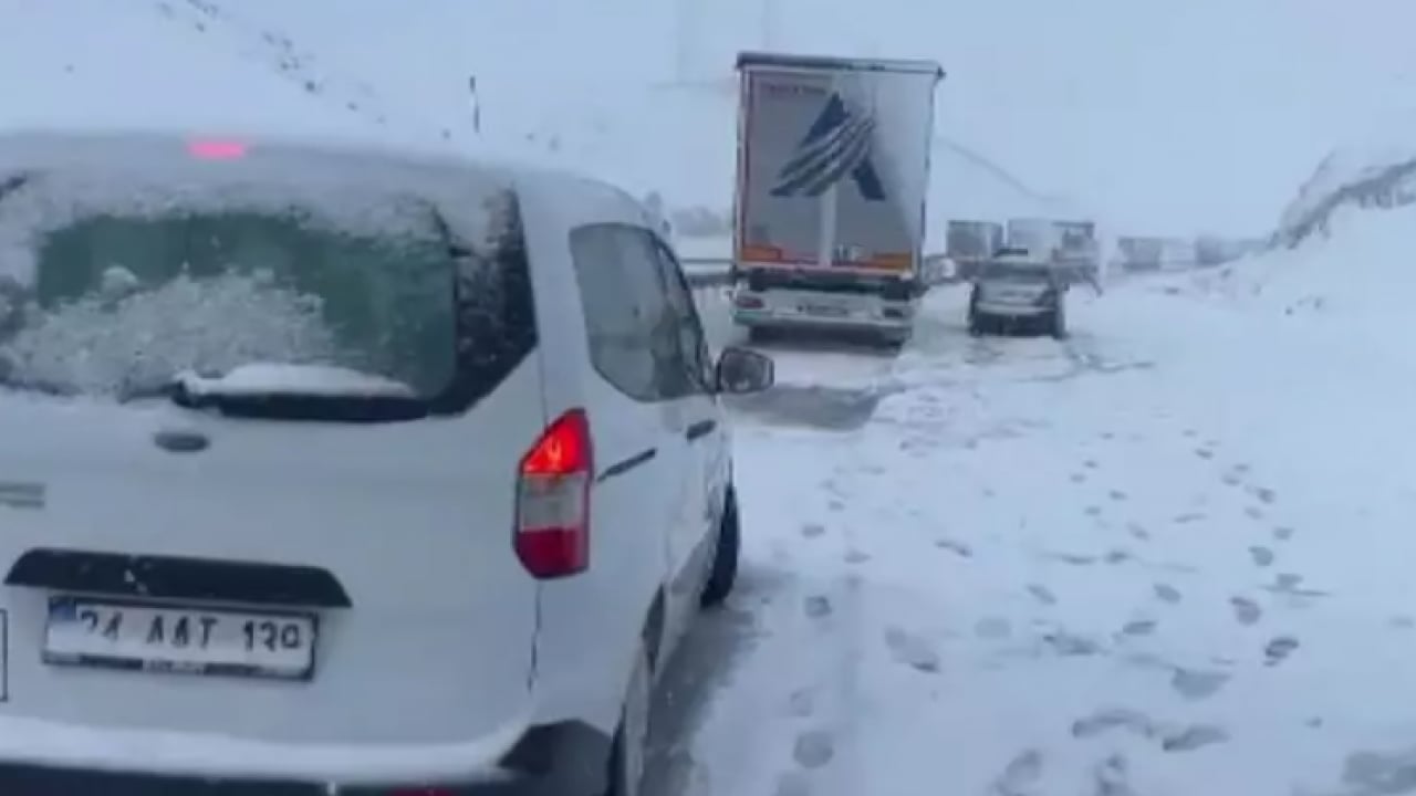 Foto - İki il arasında kar faka bastırdı! Tırlar yolda mahsur kaldı!