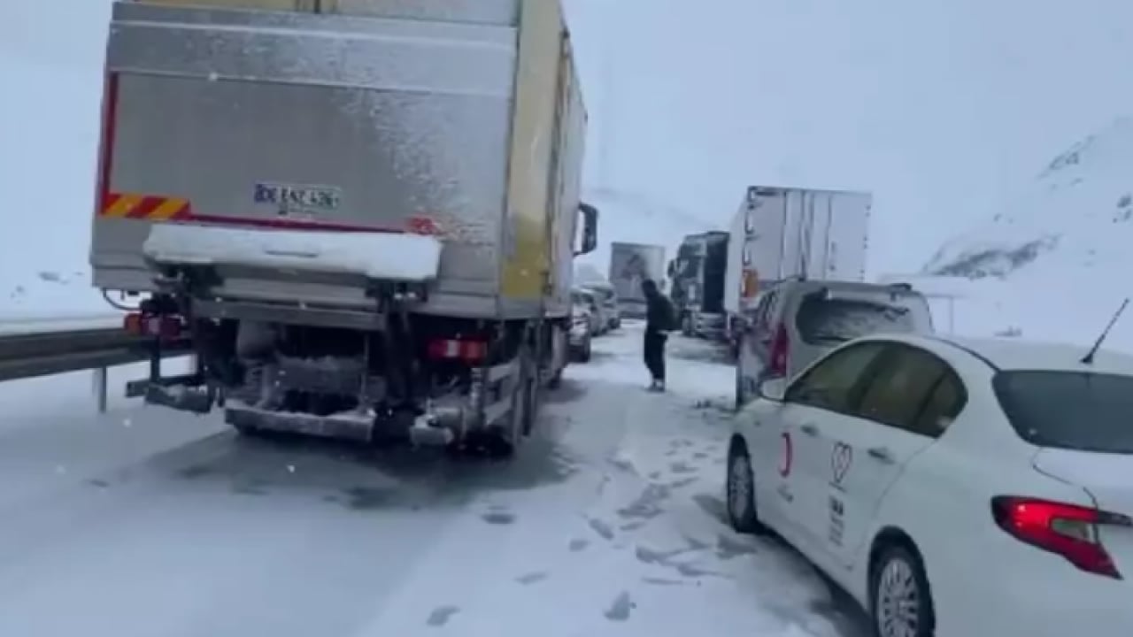 Foto - İki il arasında kar faka bastırdı! Tırlar yolda mahsur kaldı!
