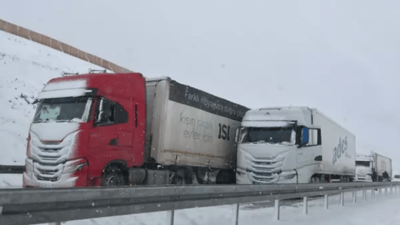 Foto - İki il arasında kar faka bastırdı! Tırlar yolda mahsur kaldı!