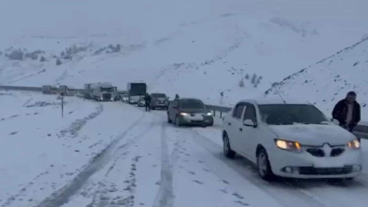 Foto - İki il arasında kar faka bastırdı! Tırlar yolda mahsur kaldı!