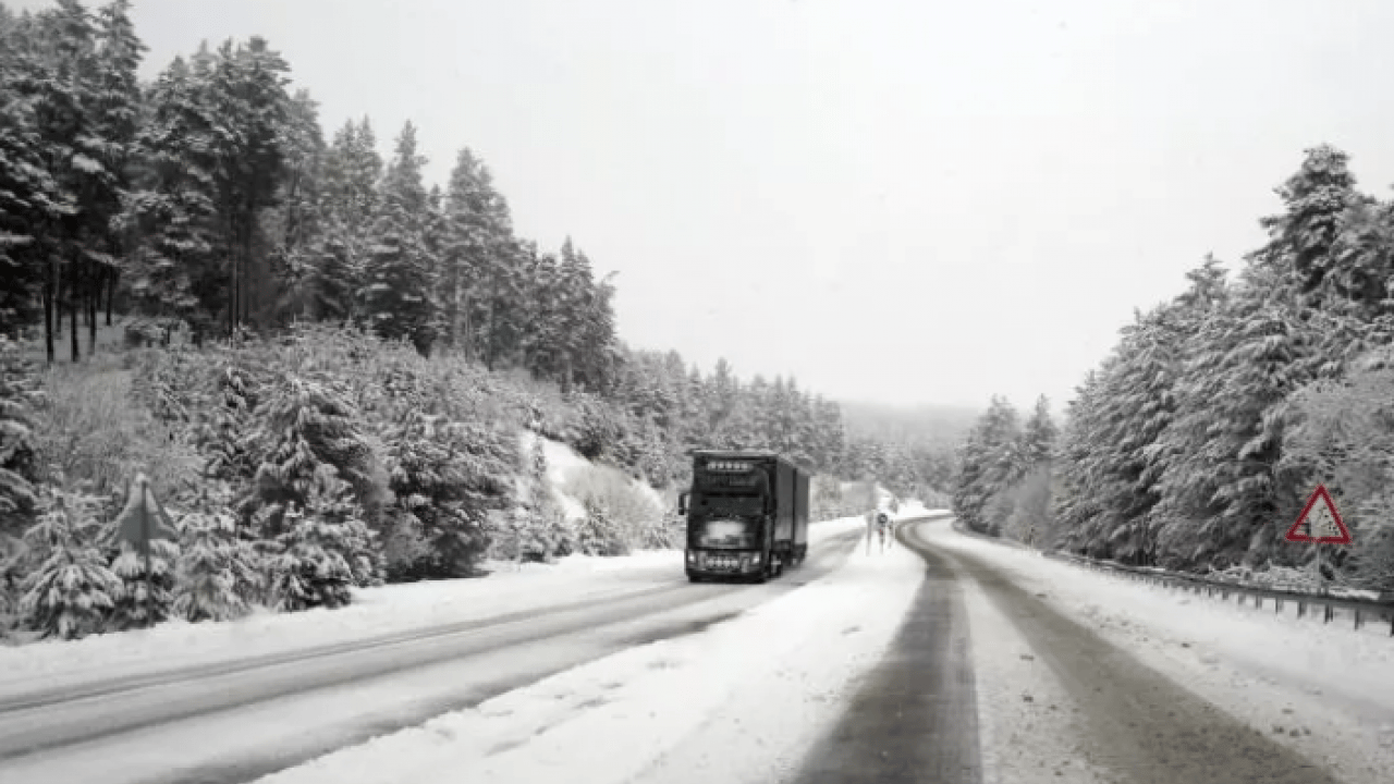 Foto - İki il arasında kar faka bastırdı! Tırlar yolda mahsur kaldı!