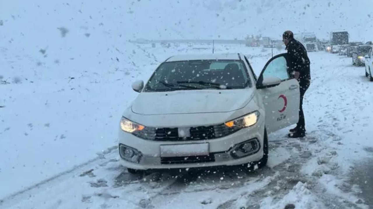 Foto - İki il arasında kar faka bastırdı! Tırlar yolda mahsur kaldı!