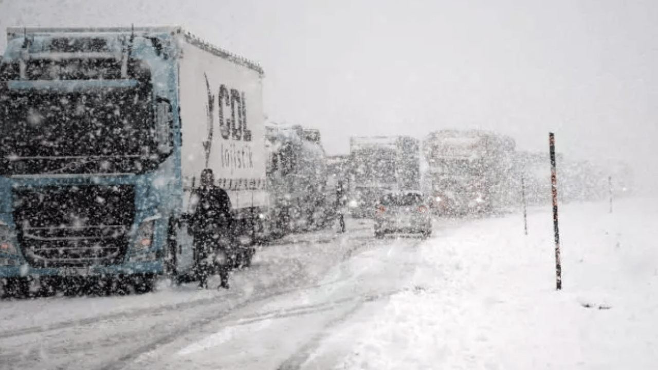 İki il arasında kar faka bastırdı! Tırlar yolda mahsur kaldı!