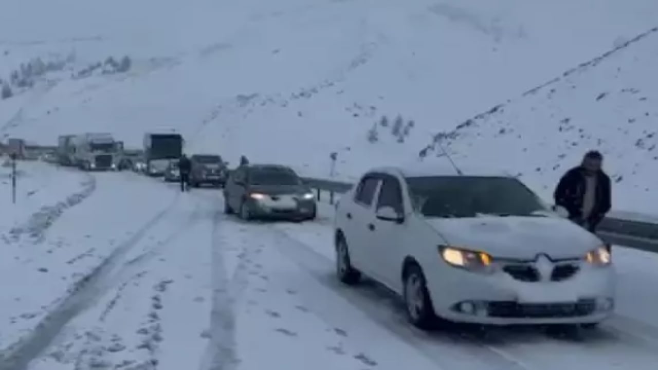 Foto - İki il arasında kar faka bastırdı! Tırlar yolda mahsur kaldı!