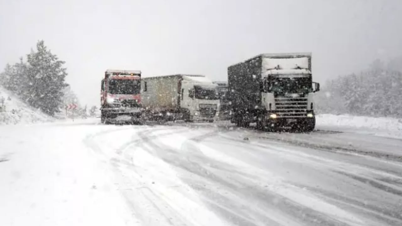Foto - İki il arasında kar faka bastırdı! Tırlar yolda mahsur kaldı!