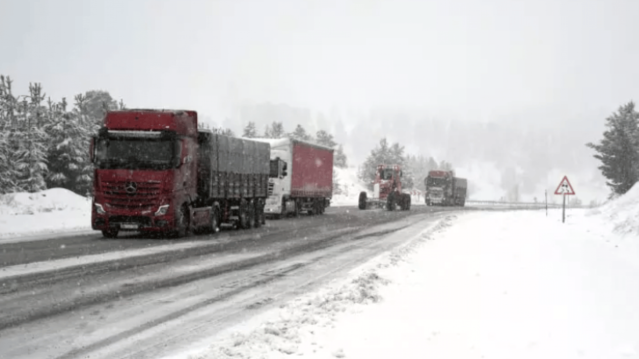 Foto - İki il arasında kar faka bastırdı! Tırlar yolda mahsur kaldı!
