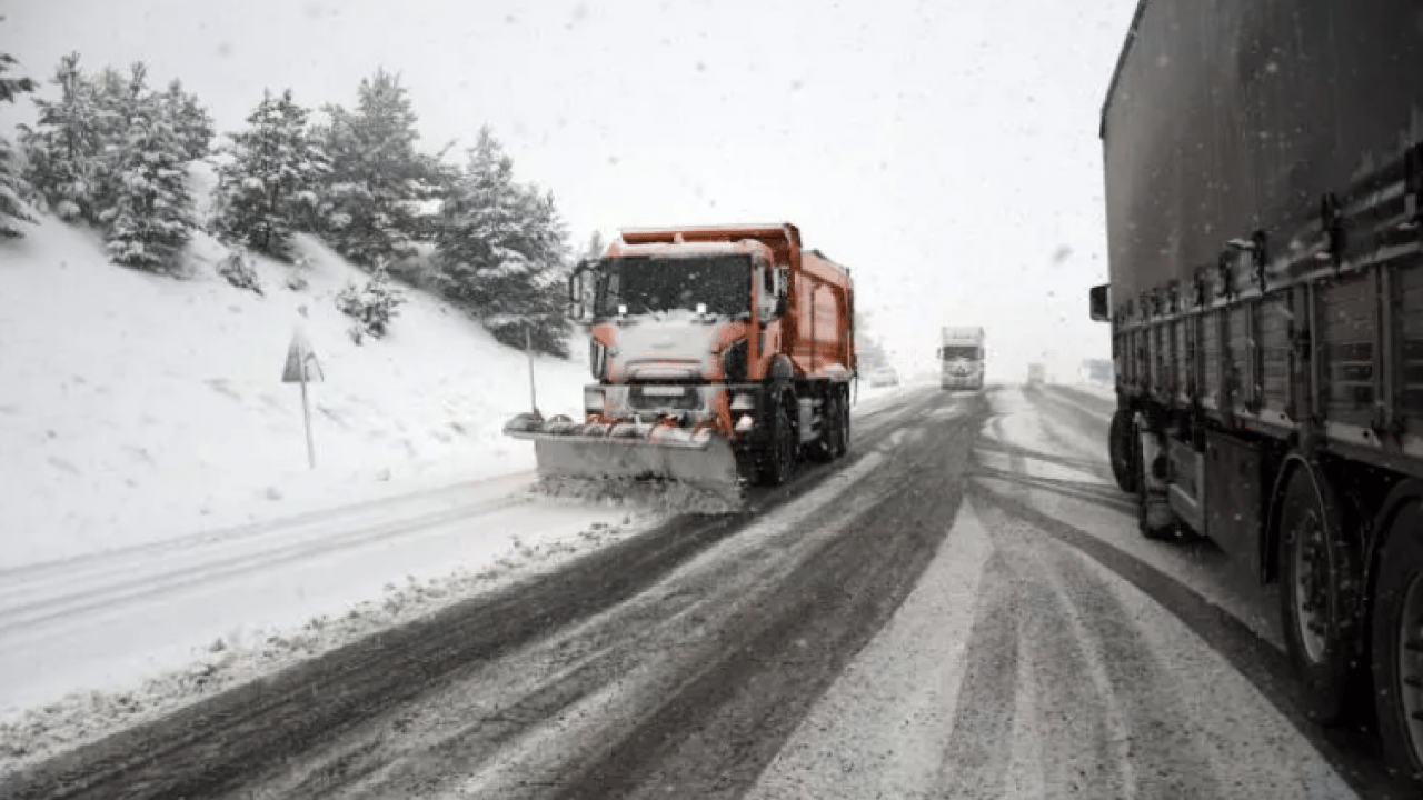 Foto - İki il arasında kar faka bastırdı! Tırlar yolda mahsur kaldı!