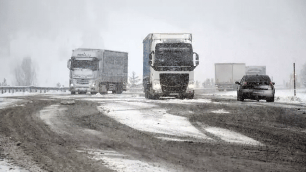 Foto - İki il arasında kar faka bastırdı! Tırlar yolda mahsur kaldı!
