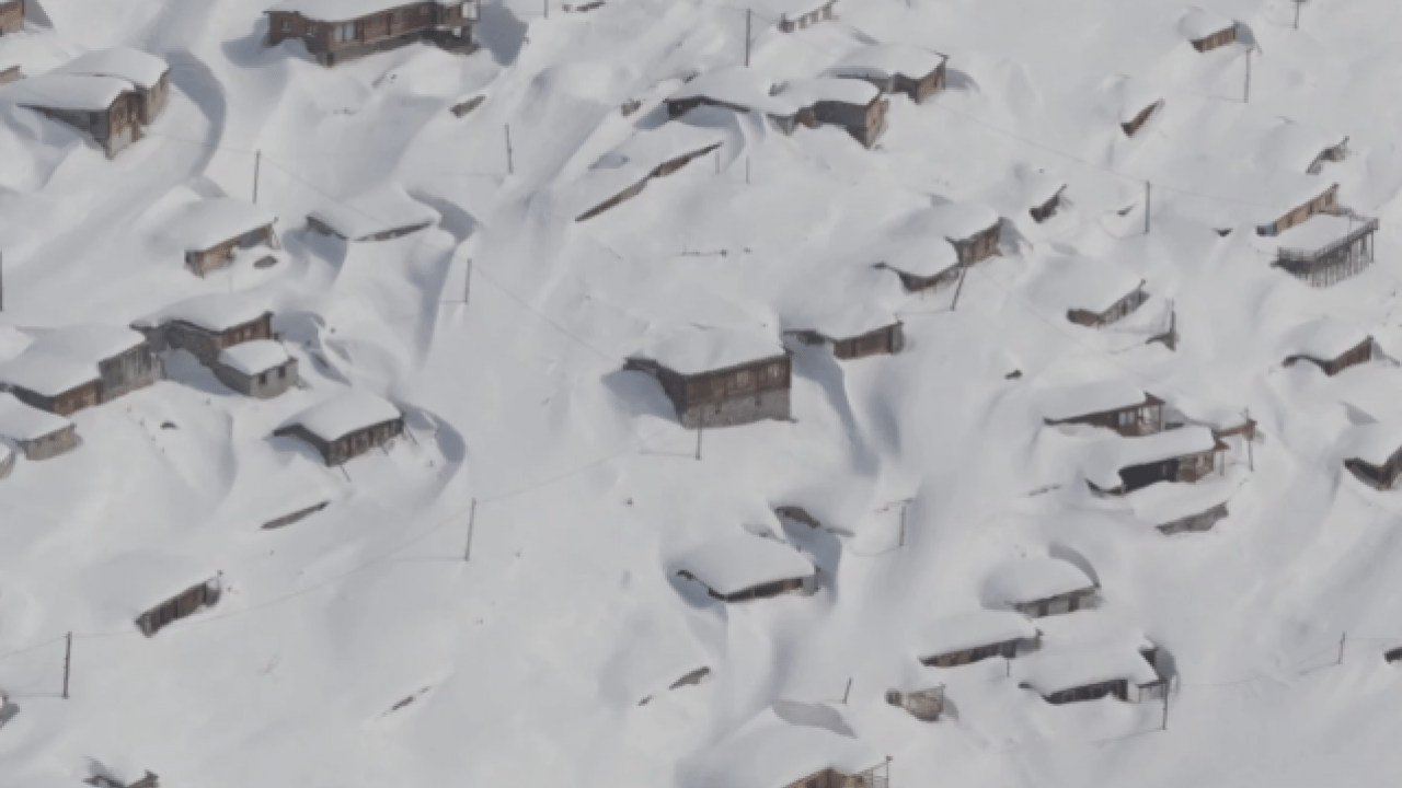 Foto - İlçede kar kalınlığı 3 metreyi geçti! Evler resmen kayboldu