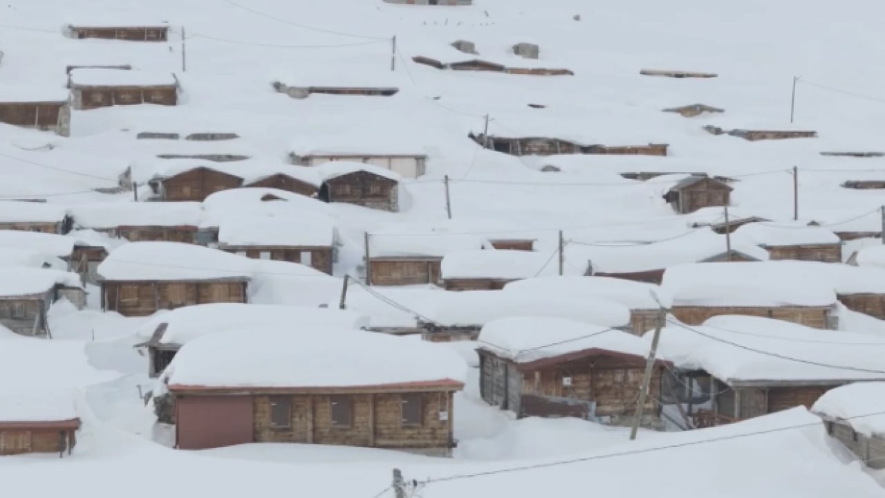 İlçede kar kalınlığı 3 metreyi geçti! Evler resmen kayboldu