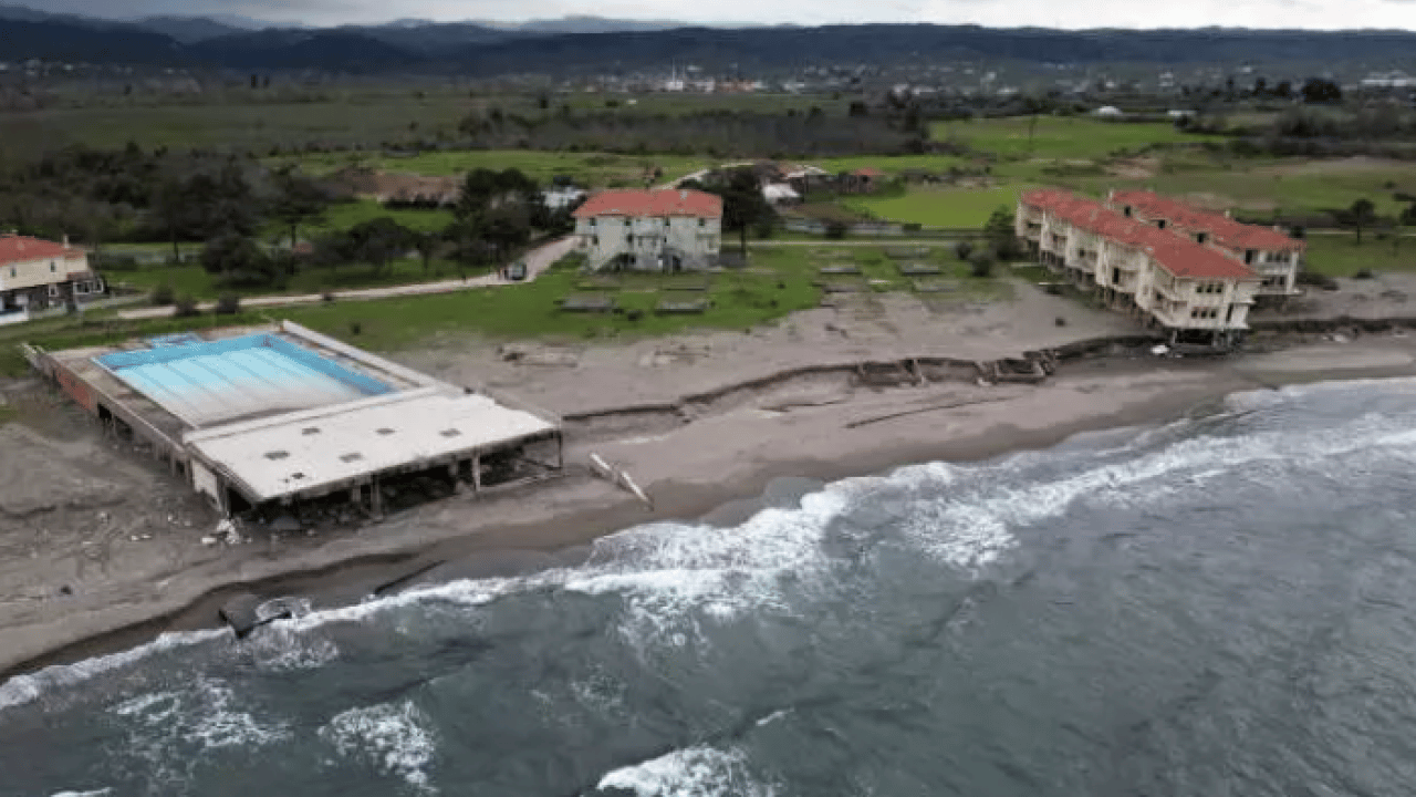 Foto - İlçede yer yerinden oynadı: Villalar teker teker çöktü!