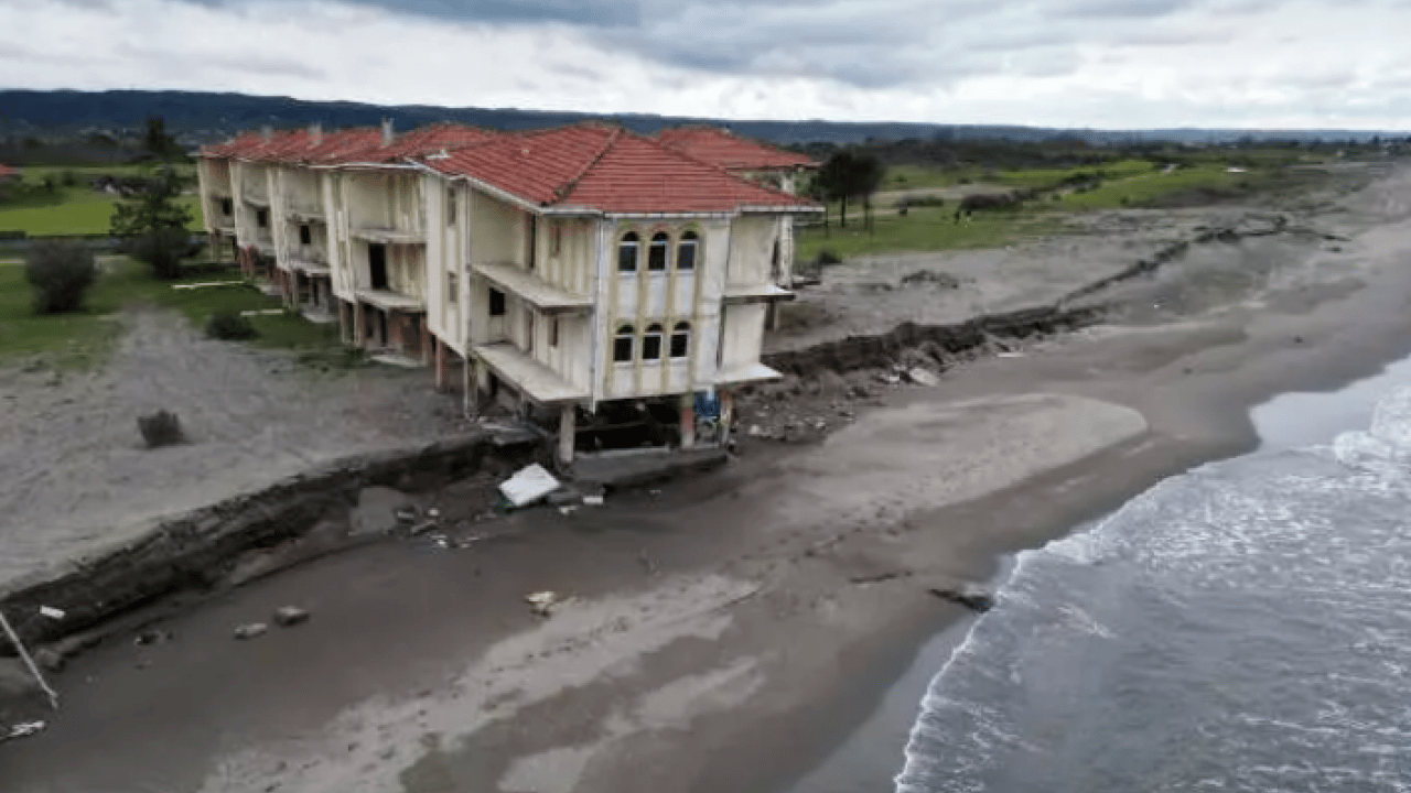 Foto - İlçede yer yerinden oynadı: Villalar teker teker çöktü!