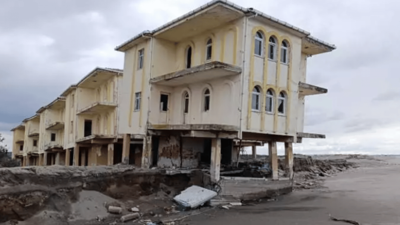 Foto - İlçede yer yerinden oynadı: Villalar teker teker çöktü!