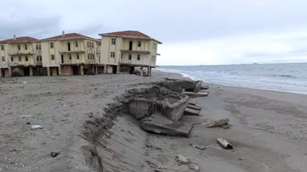 Foto - İlçede yer yerinden oynadı: Villalar teker teker çöktü!