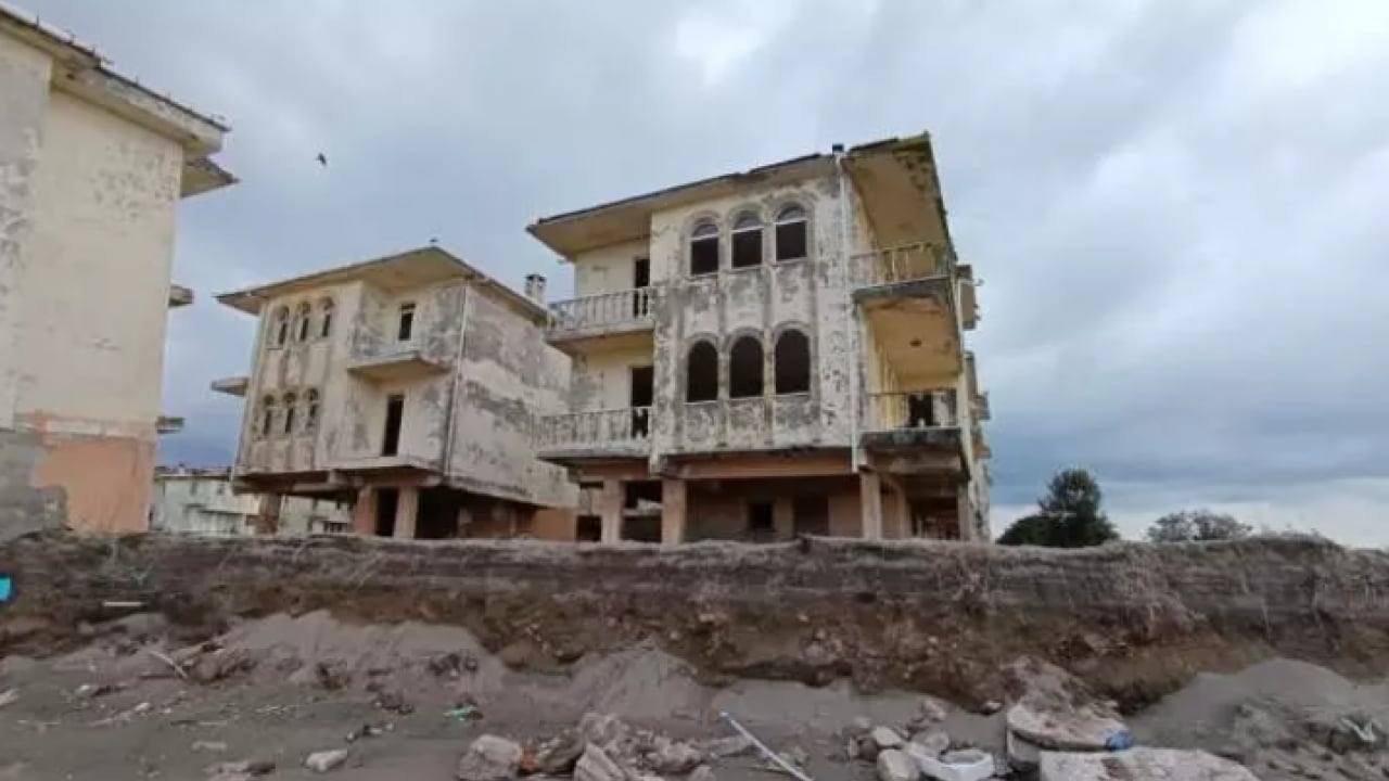 Foto - İlçede yer yerinden oynadı: Villalar teker teker çöktü!