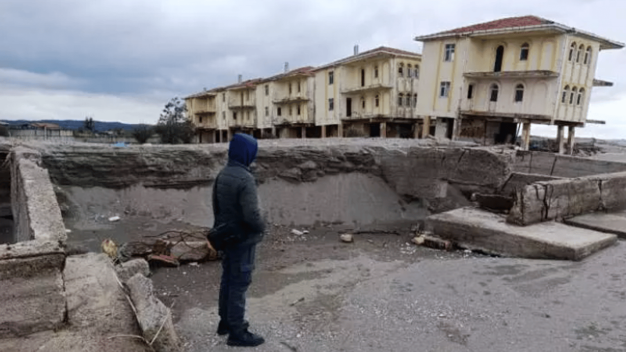 Foto - İlçede yer yerinden oynadı: Villalar teker teker çöktü!