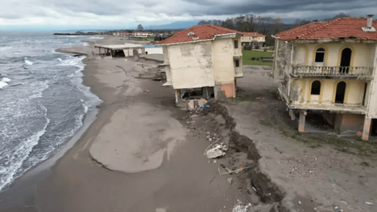 İlçede yer yerinden oynadı: Villalar teker teker çöktü!