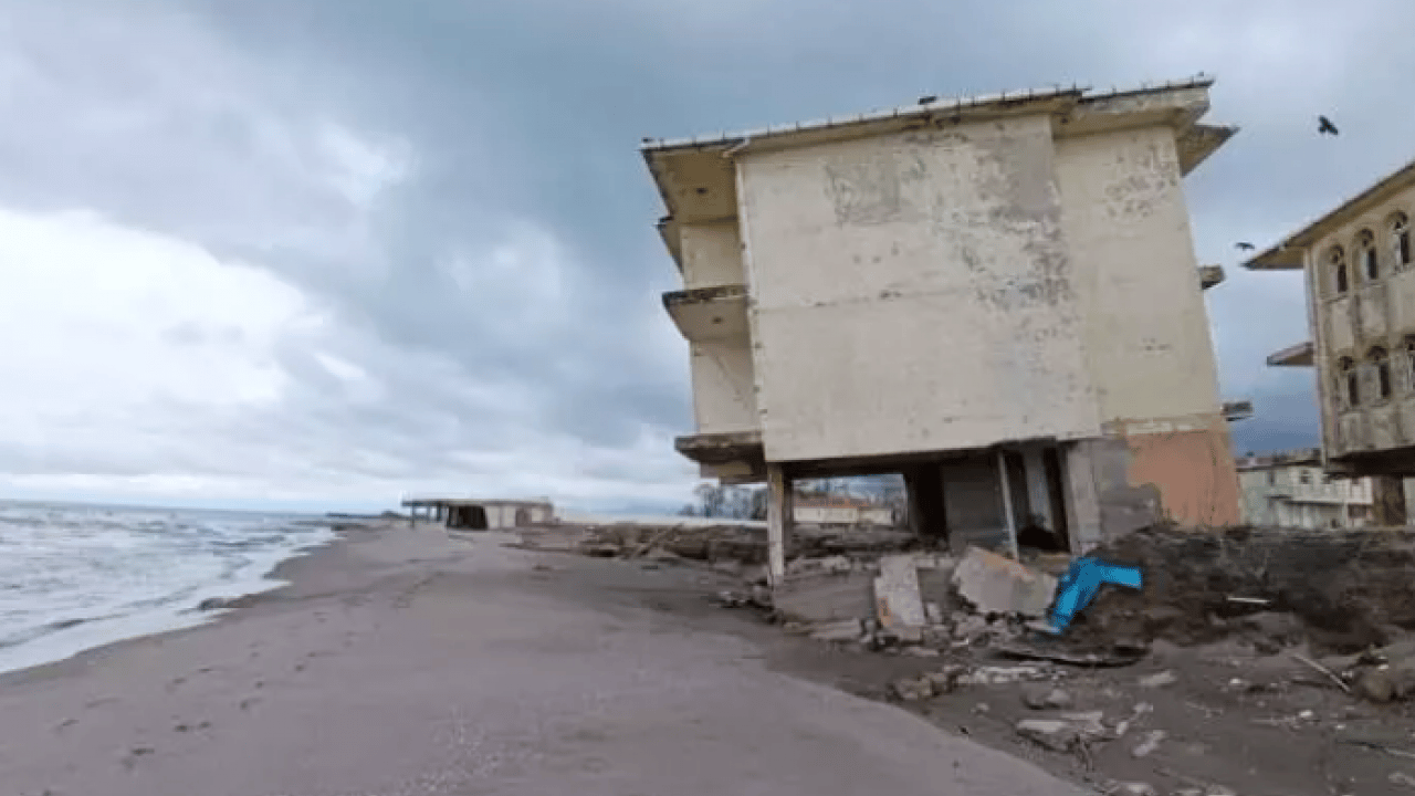Foto - İlçede yer yerinden oynadı: Villalar teker teker çöktü!