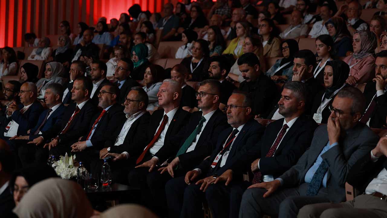 Foto - İletişim Başkanı Duran "Şehit ve Şahit" programına katıldı: Darbeler silsilesini kahramanlar mezara gömdü