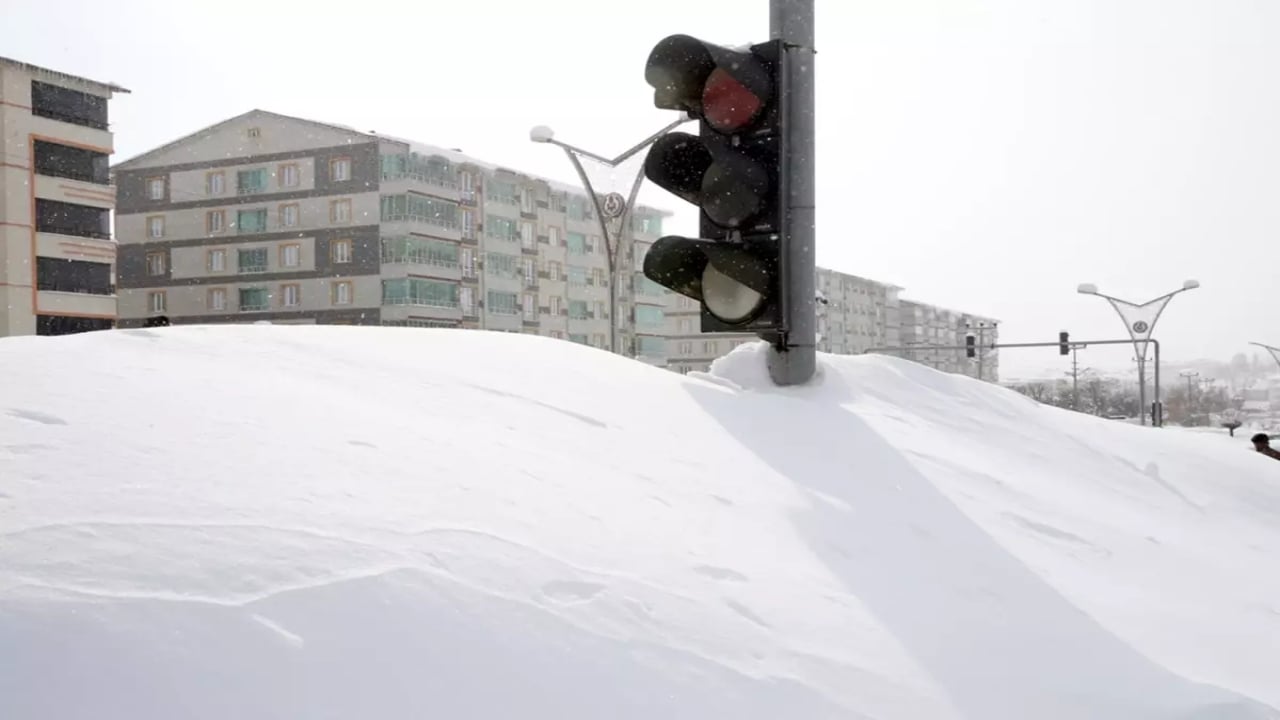 İlginç görüntüler... O şehrimizde karlar trafik lambalarına kadar ulaştı