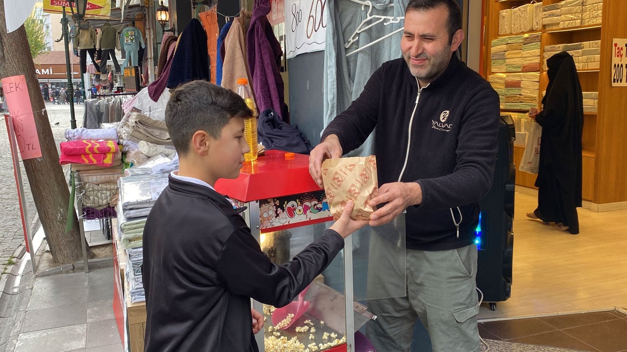 Foto - İlginç kampanya! Perdeci her gün 20 kilo patlamış mısır dağıtıyor