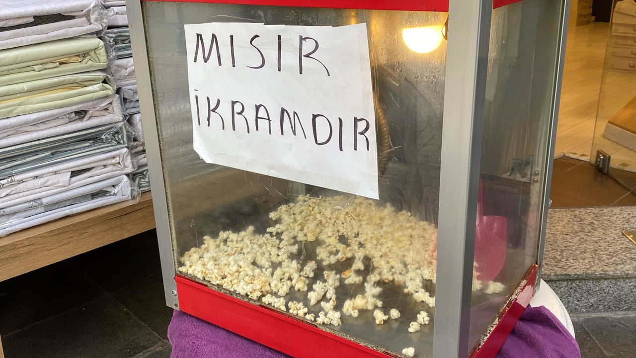 İlginç kampanya! Perdeci her gün 20 kilo patlamış mısır dağıtıyor