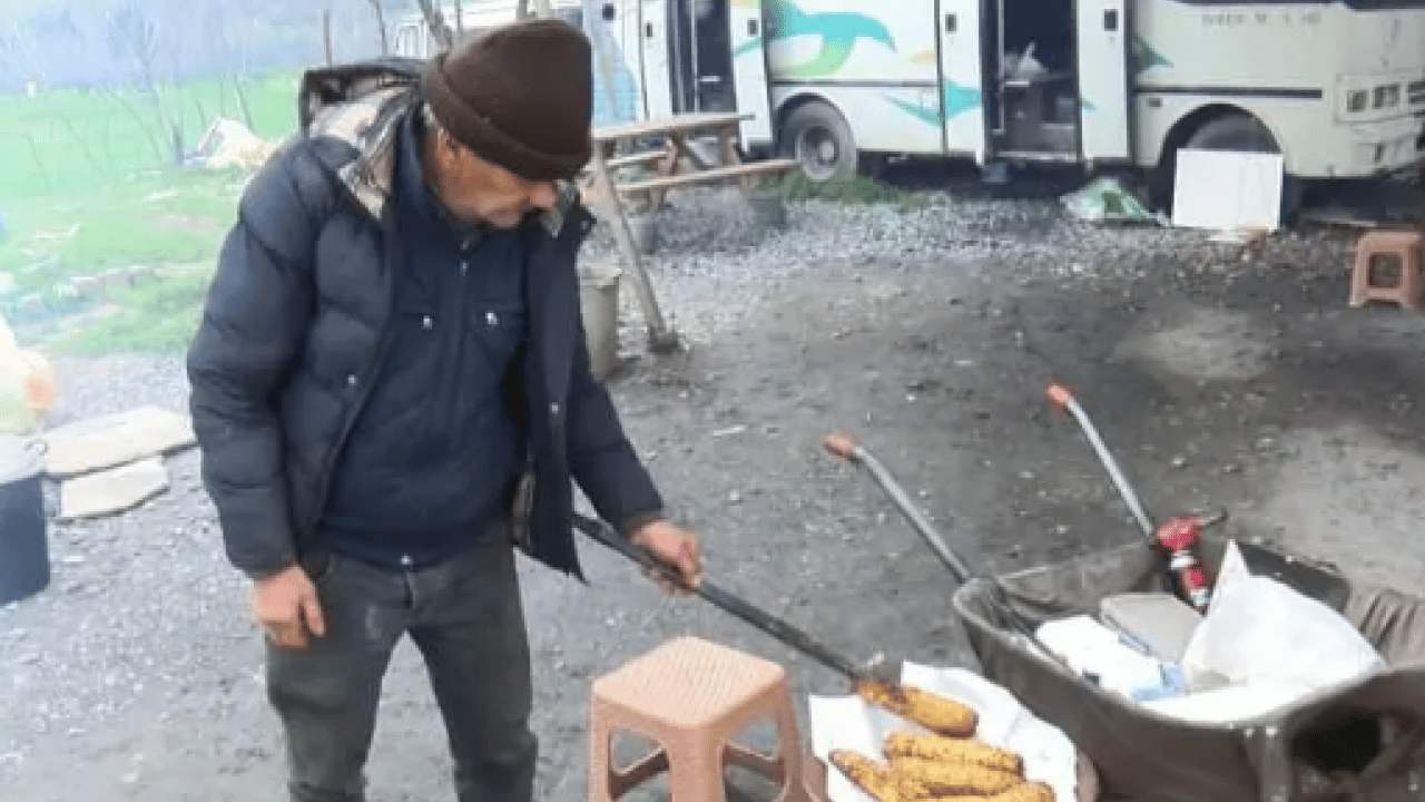 Foto - İlginç olay: Eminönü'nde bayat mısır yedi: Ben daha iyi yaparım diyerek hayatını değiştirdi! Dikkat çeken sözler