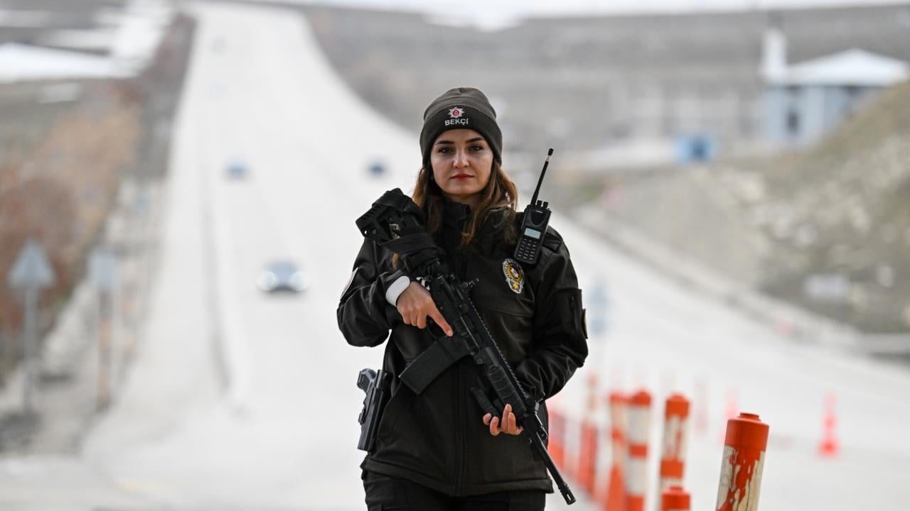 Foto - İlin tek kadın bekçisi şehit babasının izinden gidiyor