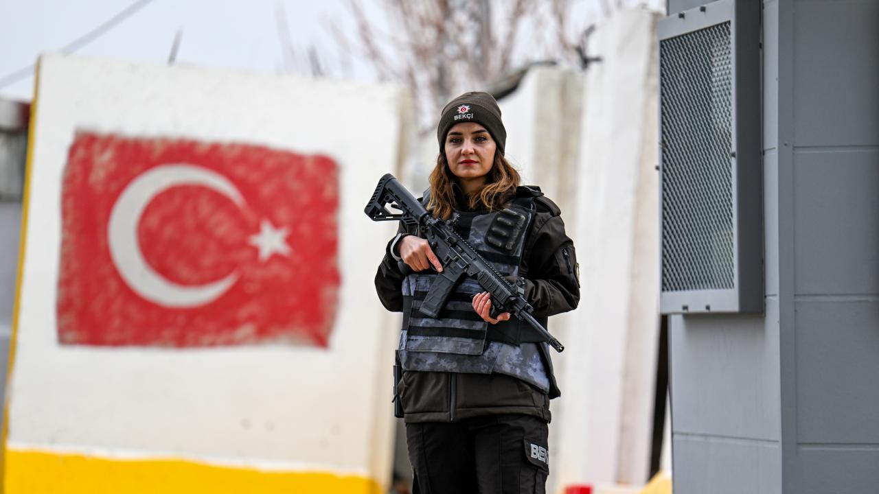 İlin tek kadın bekçisi şehit babasının izinden gidiyor