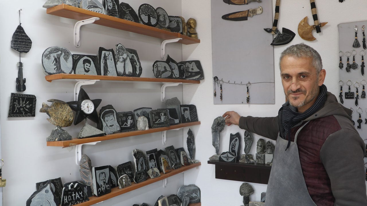 Foto - İlk eserini 25 yıldır satmıyor! Depremin ardından kaybolan meslek yeniden hayat buldu