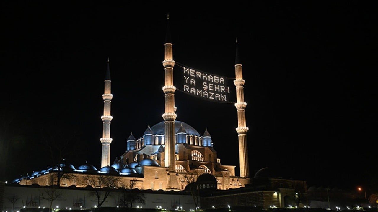 İlk teravihte doldu taştı Selimiye cemaatini cemaat camisini özlemiş