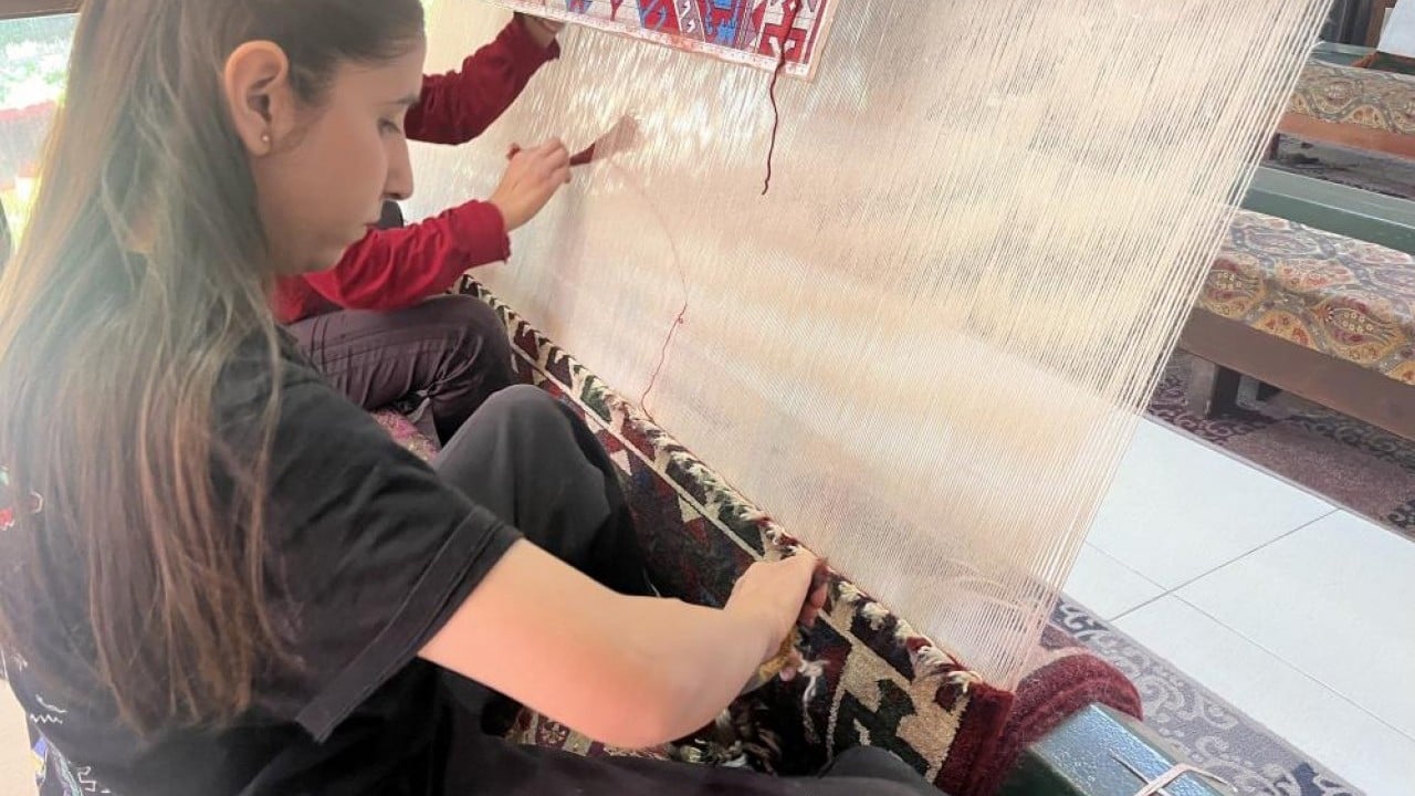 Foto - İlmek ilmek el emeği göz nuru Tarihi binaların ve sarayların vazgeçilmezi