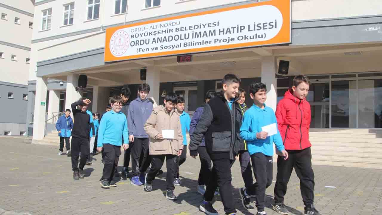 İmam Hatip öğrencilerinden duygulandıran hareket: Kendileri küçük yürekleri büyük